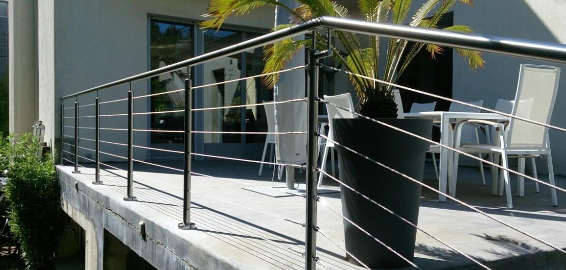 terrasses avec des garde-corps en inox